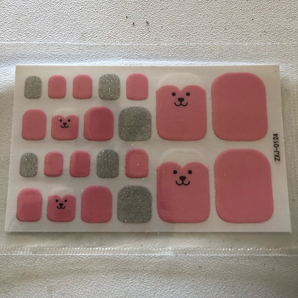 🦶🏽2/$8 Adorable pink teddy bear face toe nail wraps - Picture 2 of 6